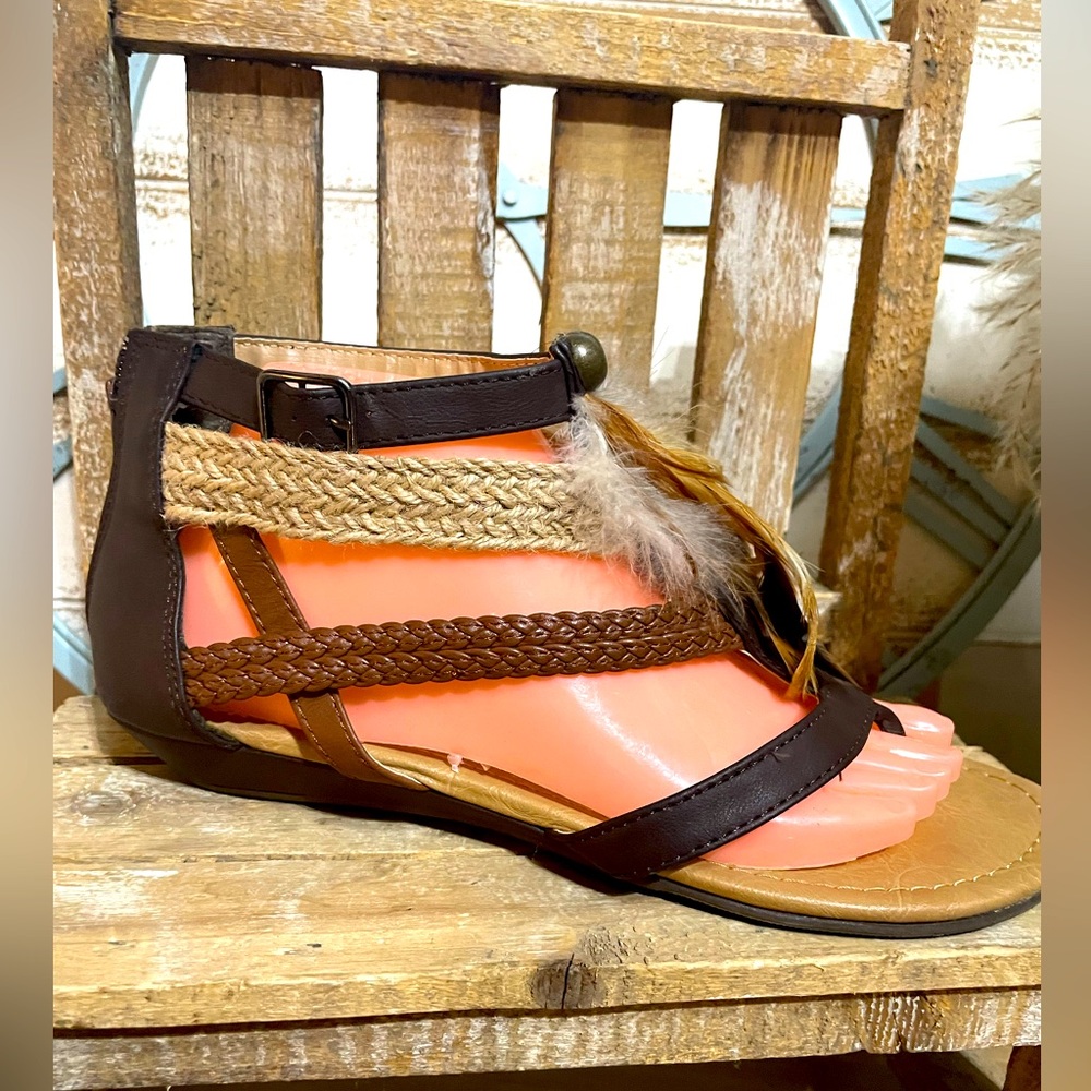 CITY CLASSIFIED THONG SANDAL FEATHERS BOHEMIAN BOHO 8-1/2 NEW! - Picture 3 of 7